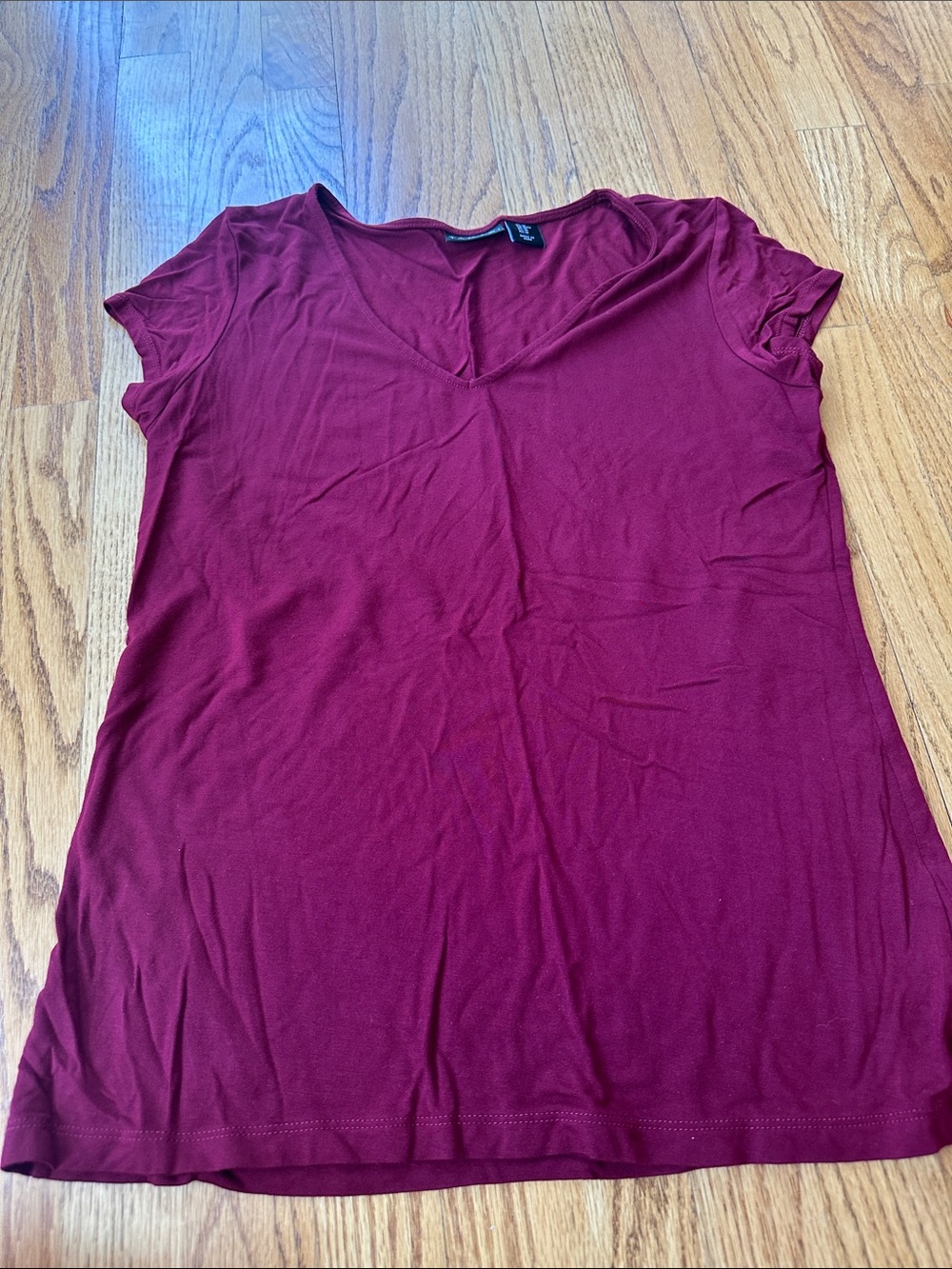 Tahari Women's V-Neck Short Sleeve Tee - Wine